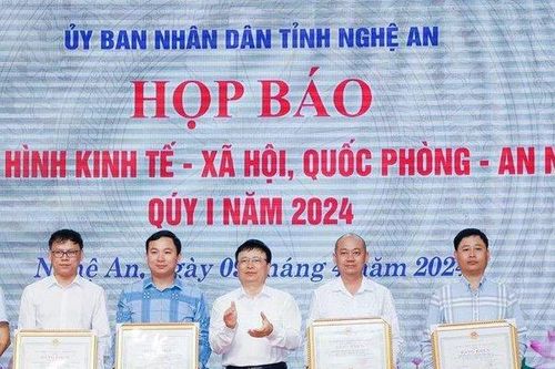 Nghệ An tặng bằng khen Trưởng VPĐD miền Trung của Tạp chí Đời sống & Pháp luật