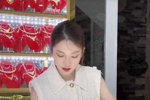 Nữ TikToker bán vàng hot nhất MXH đâu chỉ xinh mà còn giàu