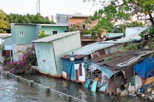 Bờ kênh Thanh Đa bị nước xé toạc: Ngủ không dám đóng cửa vì lo 'hà bá' nuốt nhà