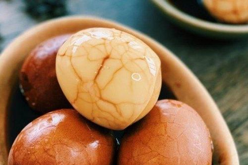 Trứng om trà với những đường vân tuyệt đẹp không ngờ dễ làm đến vậy