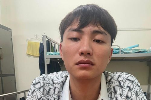 Chặn kẻ 1 tiền án 'găm' súng quân dụng 'dạo phố' tại Hà Đông