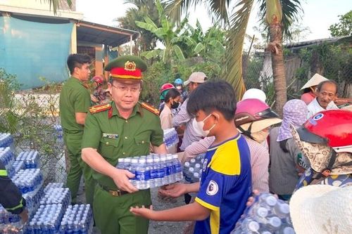 Công an Tiền Giang dùng bồn chữa cháy 'cứu khát' người dân