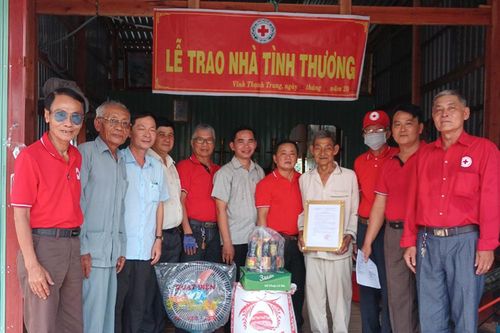 Hội Chữ thập đỏ huyện Châu Phú trao nhà Tình thương