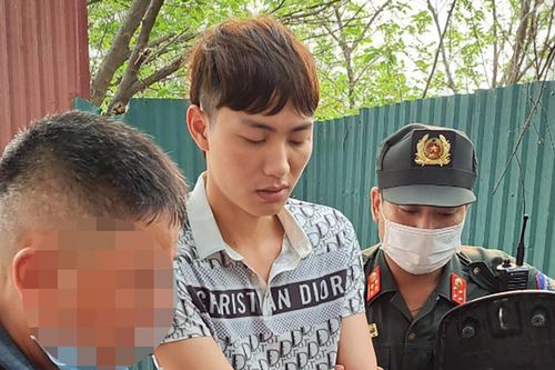 Bắt giữ thanh niên mang súng K54 đi 'dạo phố'
