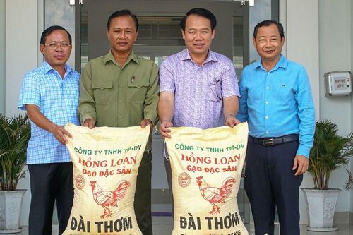 Thăm, tặng quà lực lượng giữ rừng