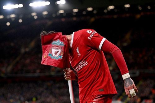 Chiếc mặt nạ của Liverpool bị gỡ bỏ