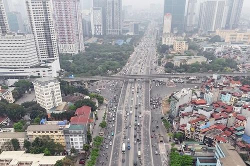 Cầu vượt thép Mai Dịch thi công xong nhưng chưa thông xe, người dân vẫn chật vật di chuyển qua nút 'thắt cổ chai'