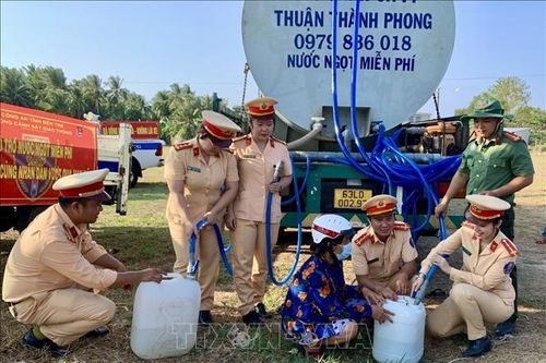 Nghĩa tình trong mùa hạn mặn