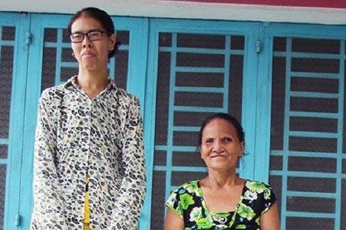 Cô gái cao nhất Việt Nam: Cao 2m, sống khép kín và 'làm bạn' cùng chó mèo