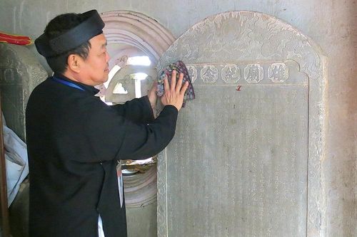 Bia ký trên đỉnh núi Hùng