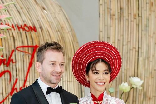Đám cưới siêu mẫu Minh Tú: Cô dâu 'cosplay' mẹ ruột, dàn sao Việt đình đám tề tựu