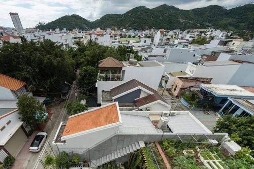 Báo Mỹ ngỡ ngàng ngôi nhà trồng rừng cây trên mái ở Nha Trang