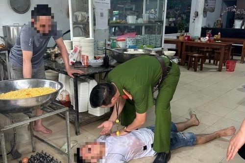 Công an Hà Nội kịp thời sơ cứu nhân viên quán phở bị ngã bất tỉnh khi đang nấu ăn