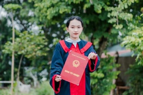 Nữ sinh Đắk Lắk hiếu học và mong muốn giúp đỡ cộng đồng