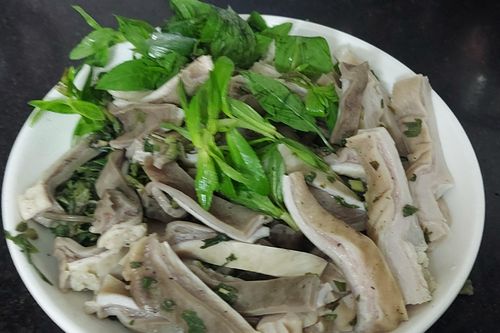 'Miệng nhai, tai nghe'