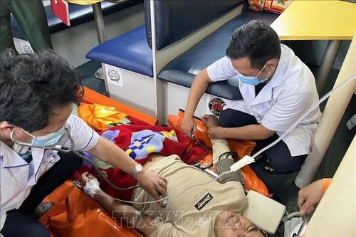 Kịp thời cứu nạn, đưa thuyền viên nguy kịch về bờ điều trị an toàn