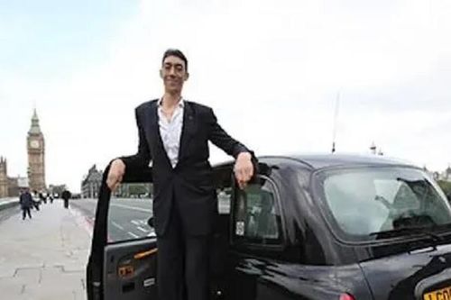 Người đàn ông cao nhất thế giới 2,51m và màn lái xe 'kỳ lạ' gây cười