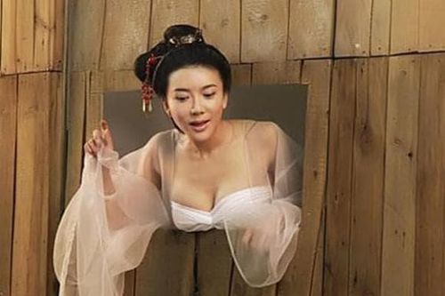 Cô trở nên nổi tiếng nhờ vai diễn 'Phan Kim Liên', ban đầu hẹn hò với một người đàn ông lùn 1 mét, sau đó chia tay và yêu người cao hơn 2 mét