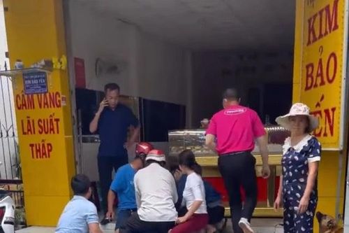 Khoảnh khắc đối tượng giả vờ mua vàng rồi cướp