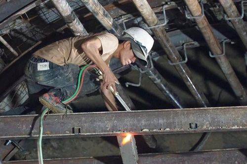 Huy động mọi nguồn lực khắc phục sự cố hầm Bãi Gió để thông tàu sớm nhất