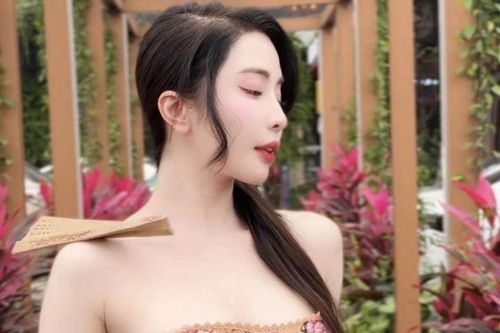 Chi Pu và Quỳnh Nga bắt trend ngậm quạt khoe bờ vai 'móc áo', quyến rũ hút hồn cư dân mạng