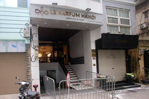 Nhân chứng bàng hoàng kể lại vụ sập mái nhà kính khiến 2 người tử vong ở Hà Nội