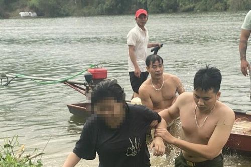 Cứu sống cháu bé đang chới với giữa dòng nước xiết