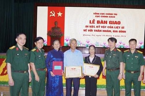 Bàn giao di vật, kỷ vật của liệt sĩ về với thân nhân, gia đình tại tỉnh Quảng Trị