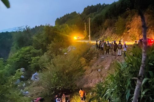 Lạc tay lái, cả người và xe lao xuống vực