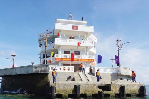 Mang trái tim đất liền đến với Trường Sa - Kỳ 4: Đá Thị không xa