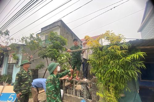 Sửa nhà cho hộ nghèo