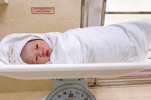 Em bé chào đời với dây rốn quấn cổ 5 vòng