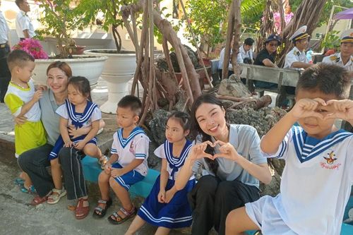 Mang trái tim đất liền đến với Trường Sa - Kỳ 5: Sôi động đảo Sinh Tồn