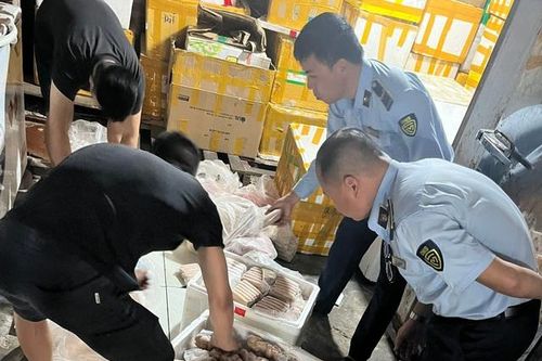 Liên tiếp phát hiện hàng nghìn xúc xích 'bẩn' chuẩn bị đến tay người tiêu dùng
