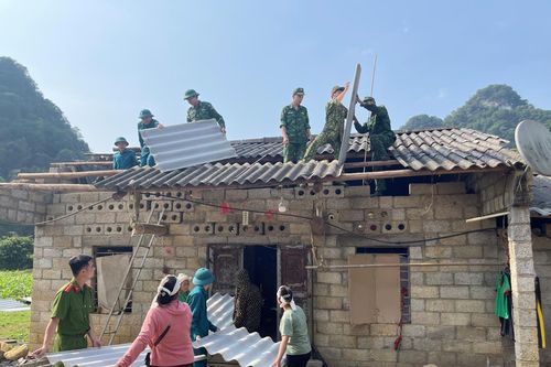 BĐBP Cao Bằng giúp đỡ nhân dân khắc phục hậu quả dông lốc