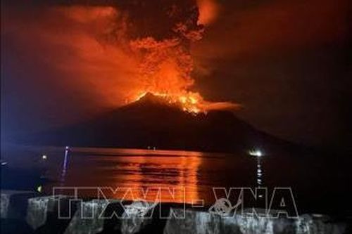 Núi lửa Ruang ở Indonesia phun trào tro bụi cao 3.000 m