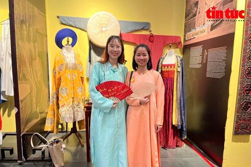 Trải nghiệm mặc cổ phục Việt trong dịp giỗ Tổ Hùng Vương