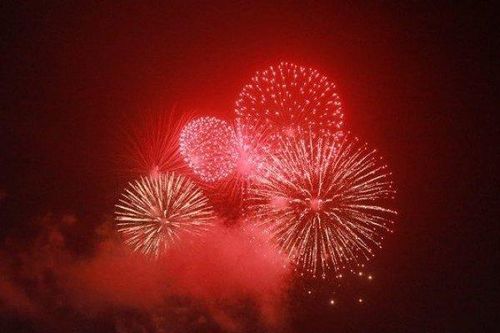 Pháo hoa rực sáng trong đêm mưa, mừng Giỗ Tổ Hùng Vương ở Phú Thọ