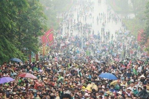 Hàng nghìn người đội mưa chờ lên dâng hương các Vua Hùng