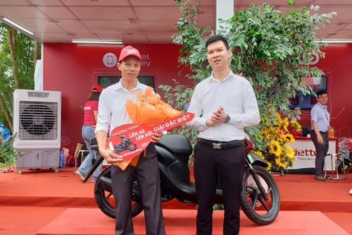 Trao thưởng xe máy và điện thoại trong chương trình 'Lên 4G - Lên đời'