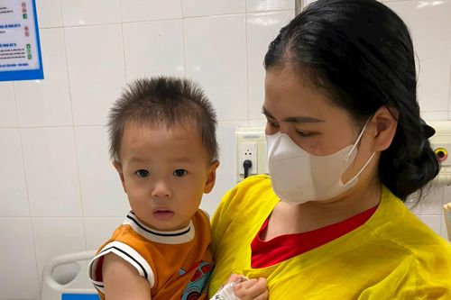 Trẻ 20 tháng tuổi uống nhầm phải chai dầu hỏa