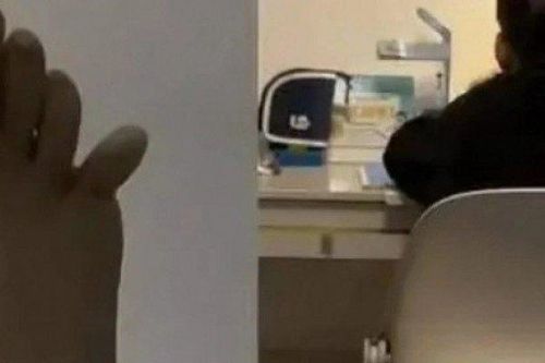 Tức giận khi dạy con làm bài tập, người mẹ đá chân vào tường bị gãy ngón