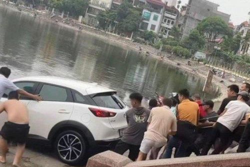 Clip: Hàng chục người 'hò dô' kéo ô tô con từ hồ lên bờ