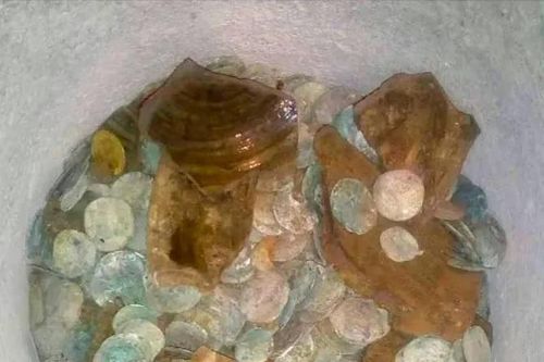Sửa căn nhà cũ, 2 vợ chồng tìm thấy 'kho báu' toàn tiền vàng