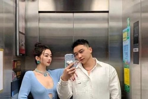 Cặp đôi phối đồ trong thang máy khiên netizen ngẩn ngơ