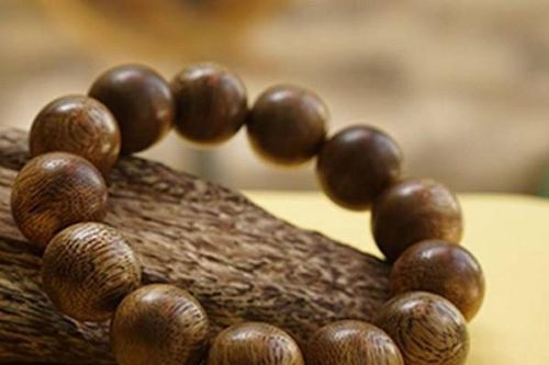 Loạn giá vòng tay trầm hương
