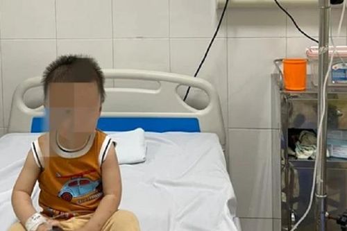 Bản tin 20/4: Chơi một mình, bé trai suy hô hấp vì uống nhầm dầu hỏa trên bàn thờ Thần Tài