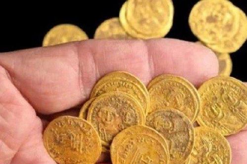 Đào bức tường cũ, tìm thấy kho báu vàng ròng 'giá trị vô song'