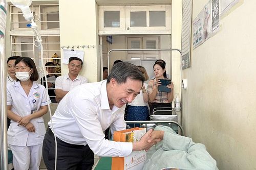 Đoàn công tác của Bộ Y tế khám, cấp phát thuốc và chuyển giao kỹ thuật tại Bệnh viện Đa khoa tỉnh