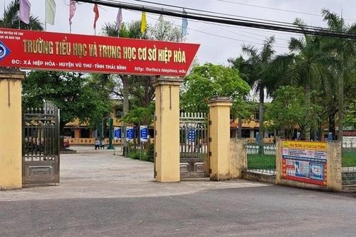 Học sinh phải đi học vào ngày nghỉ lễ Giỗ Tổ để thầy cô nghỉ dạy cuối tuần đi đám cưới con hiệu trưởng